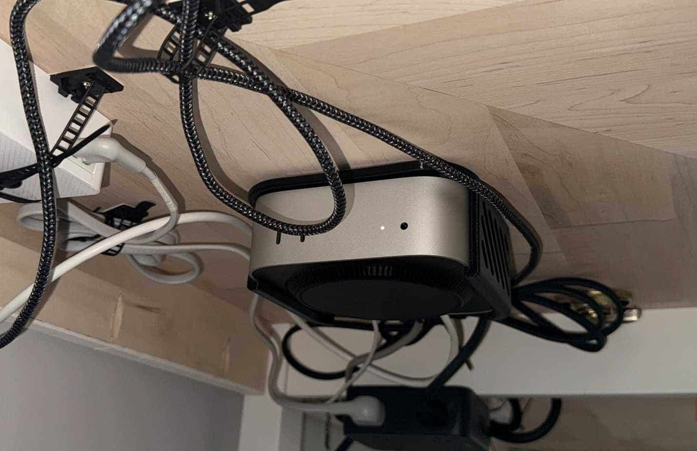 Uchwyt montażowy do komputera Mac Mini M4 pod biurkiem