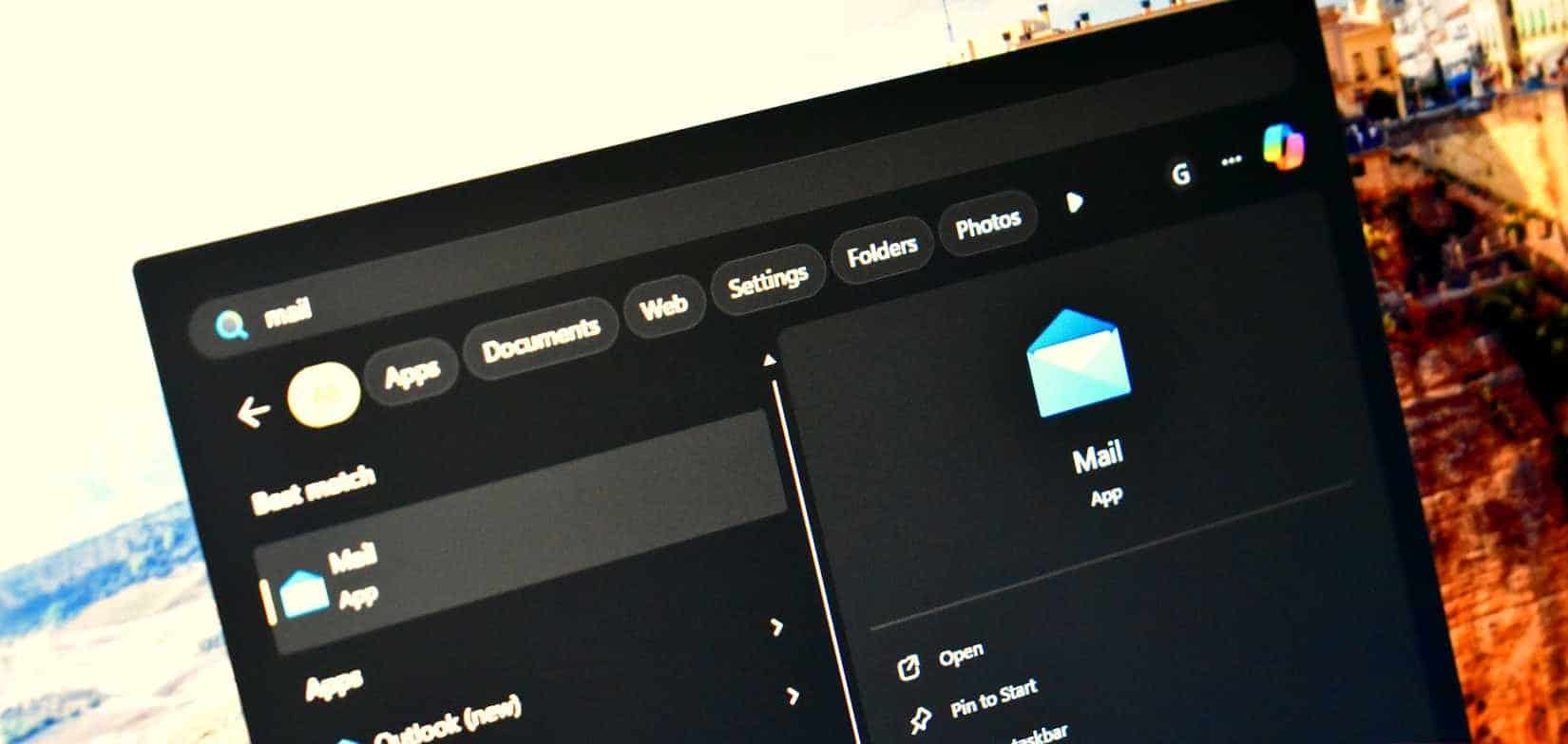 Windows 11의 시작 메뉴에 있는 메일 앱.