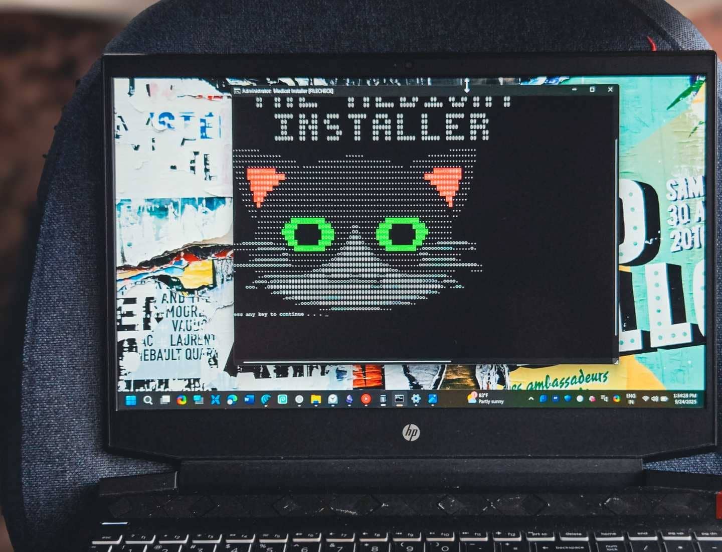 Das Eingabeaufforderungsfenster von Medicat ist auf einem HP-Laptop geöffnet, der verkehrt herum auf einem Stuhl liegt.