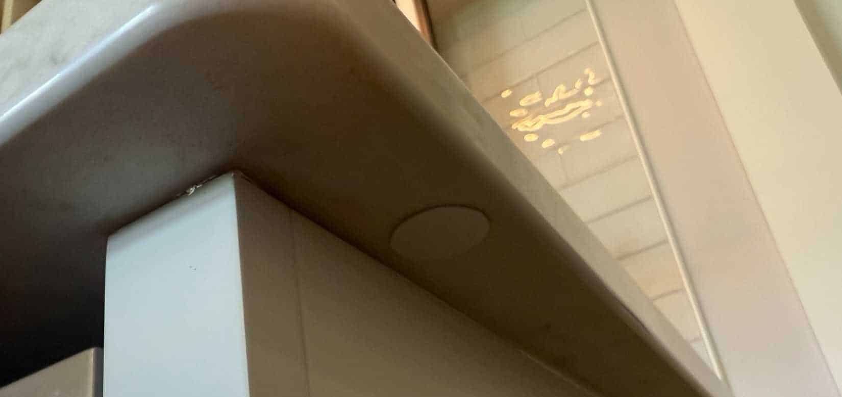 Λευκή ετικέτα NFC κάτω από τον πάγκο της κουζίνας