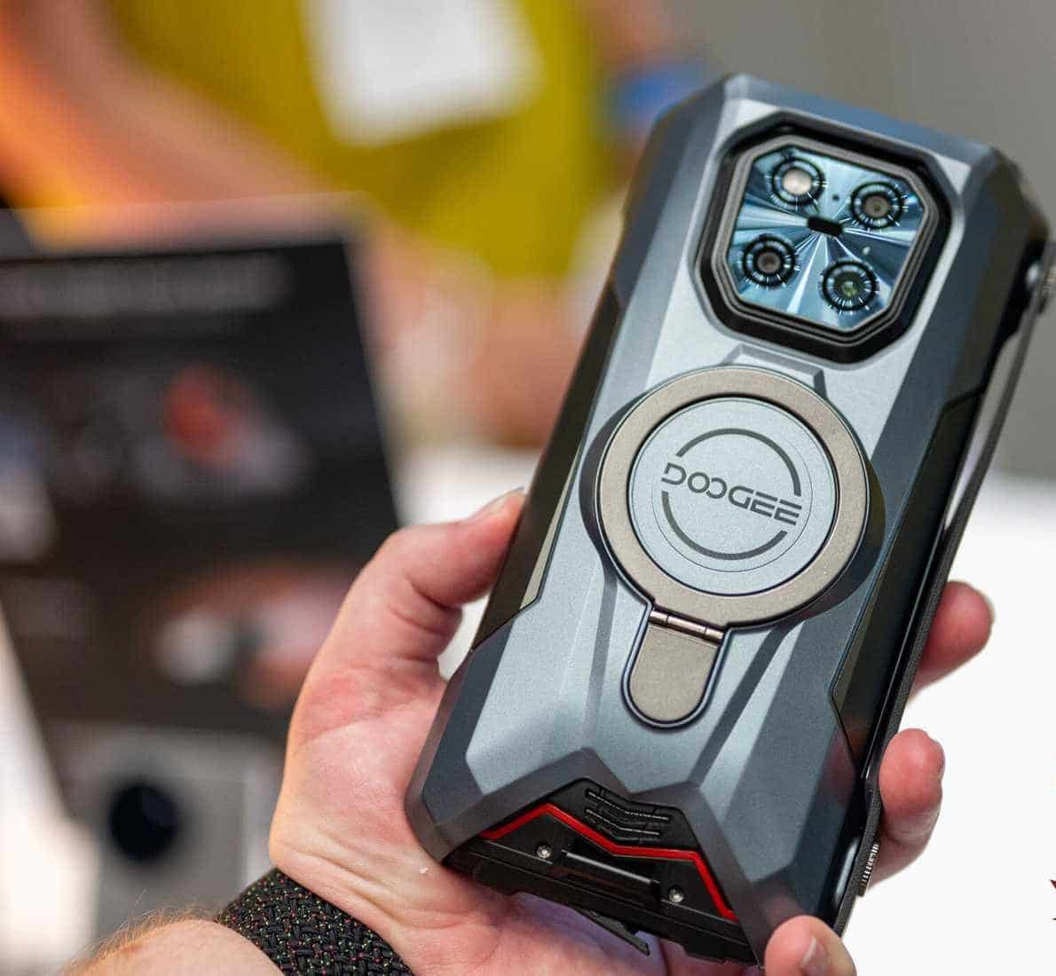 Persona che detiene il premio DOOGEE V Max Play with MakeUseOf Finalist IFA 2025.