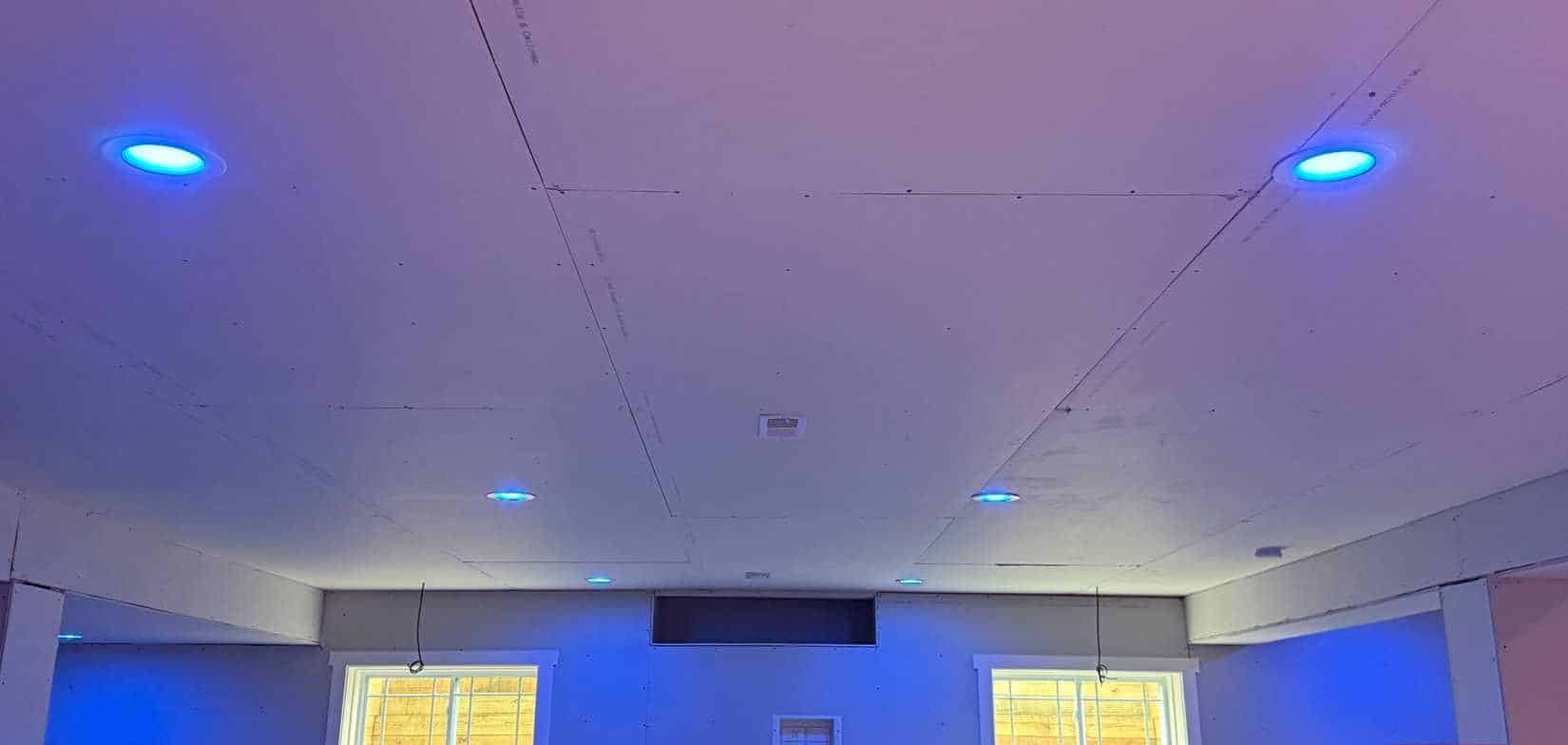 Philips Hue-Blaulichter in einem großen Wohnzimmer im Keller