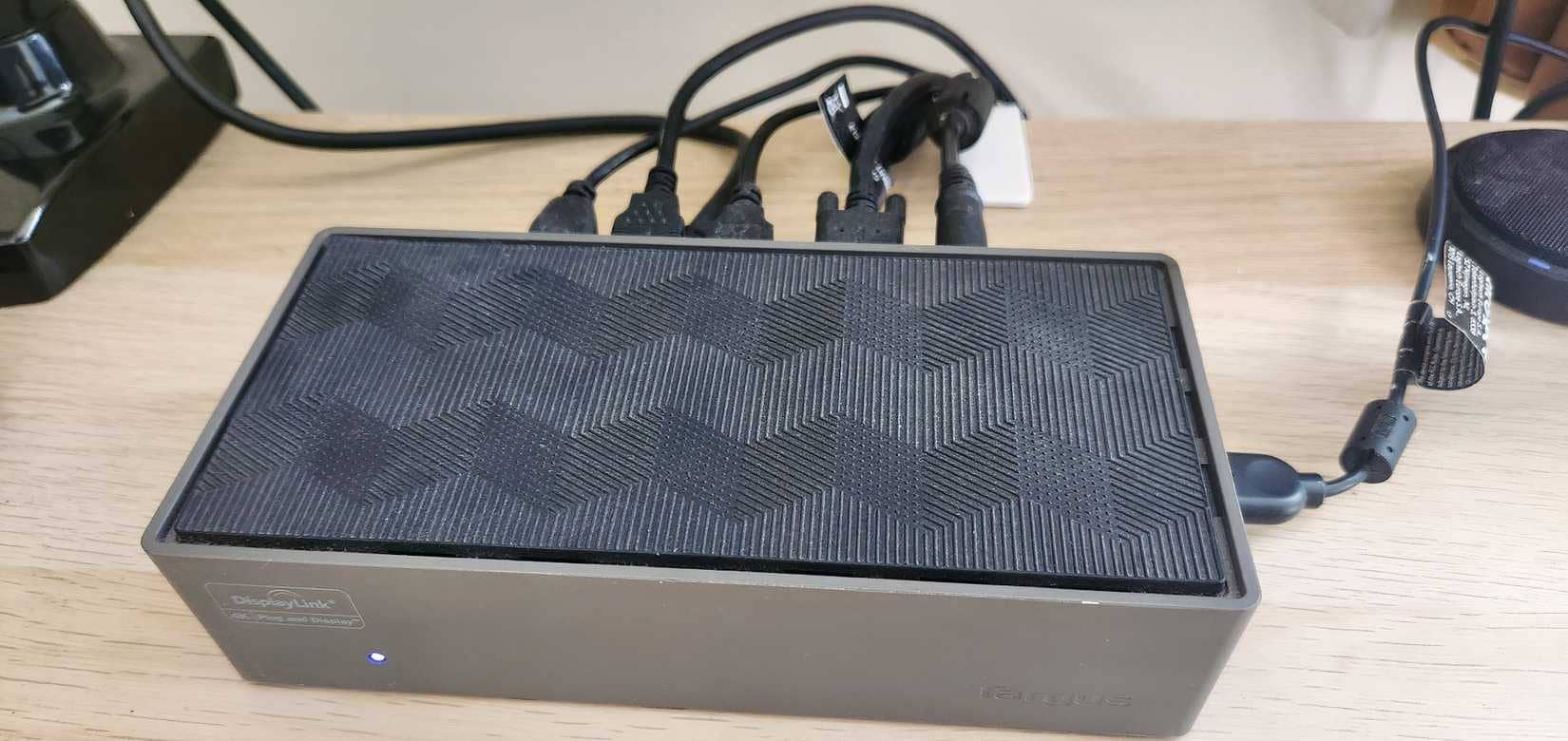 Docking station da tavolo alimentata.
