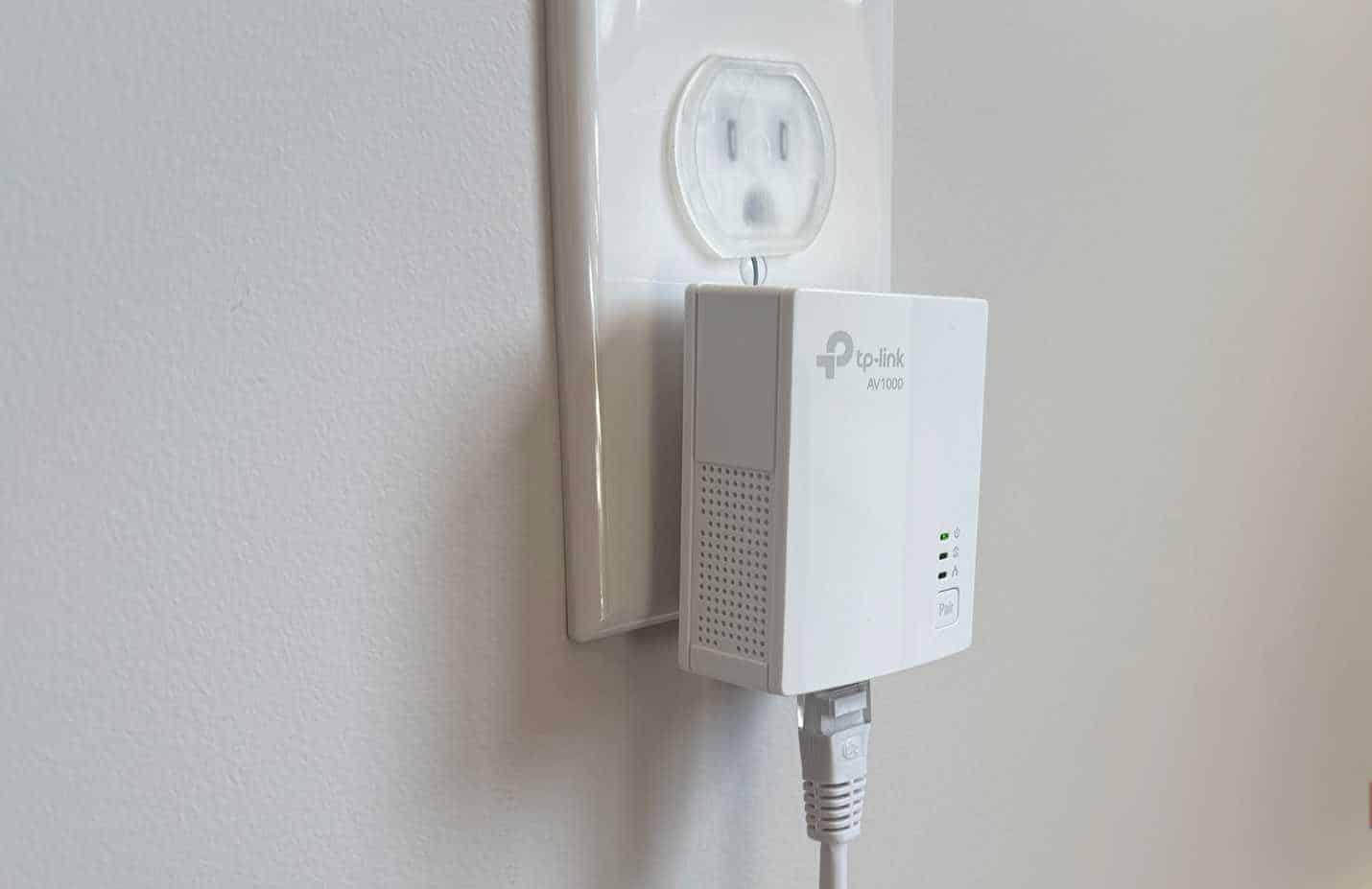Yatak odasındaki elektrik hattı adaptörü duvar prizine takılı