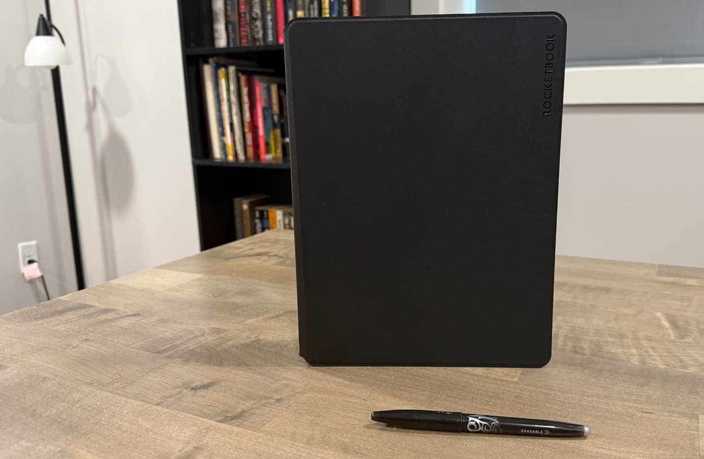 Rocketbook Pro stojący na biurku z długopisem przed sobą
