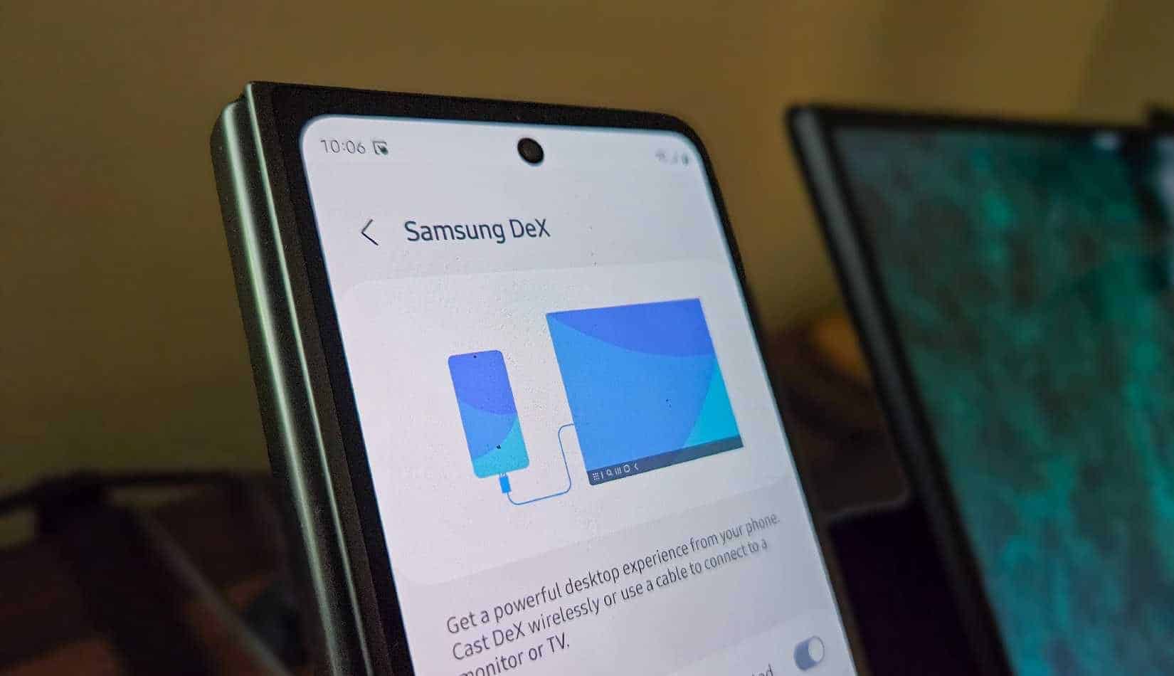 Samsung DeX σε ένα Samsung Galaxy Z Fold 5 δίπλα σε μια φορητή οθόνη.