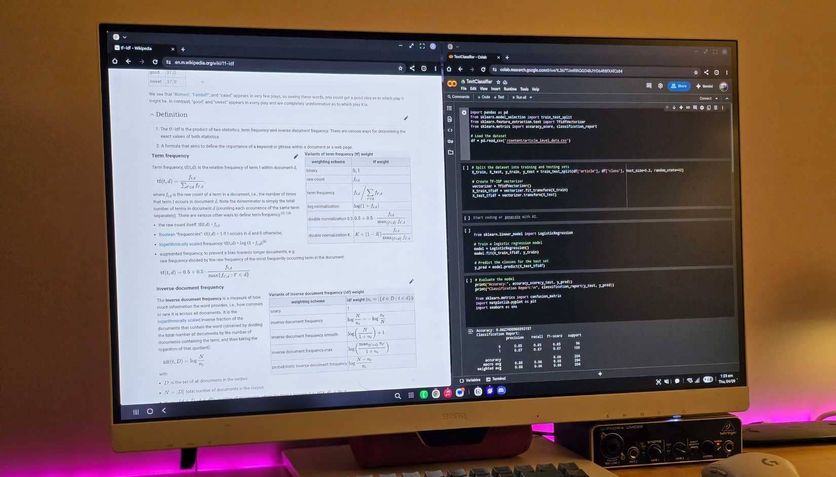 Samsung DeX με 2 παράθυρα Chrome με πληκτρολόγιο και ποντίκι σε ένα τραπέζι.