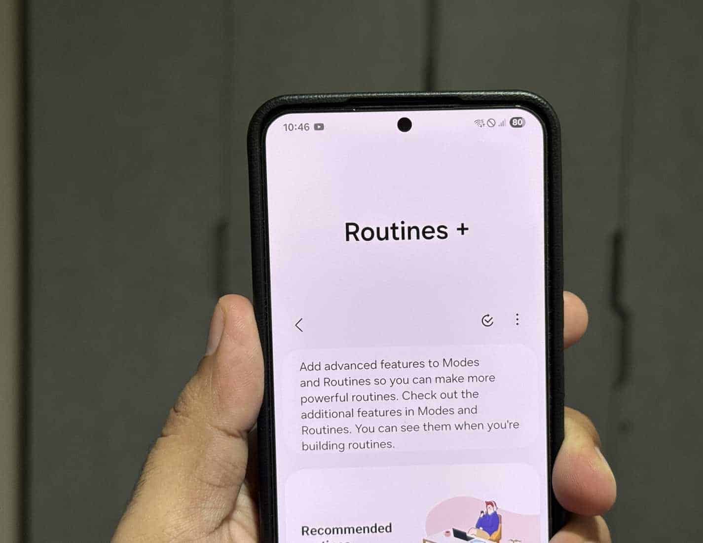 手中的三星手機顯示 Routines+ 應用程式
