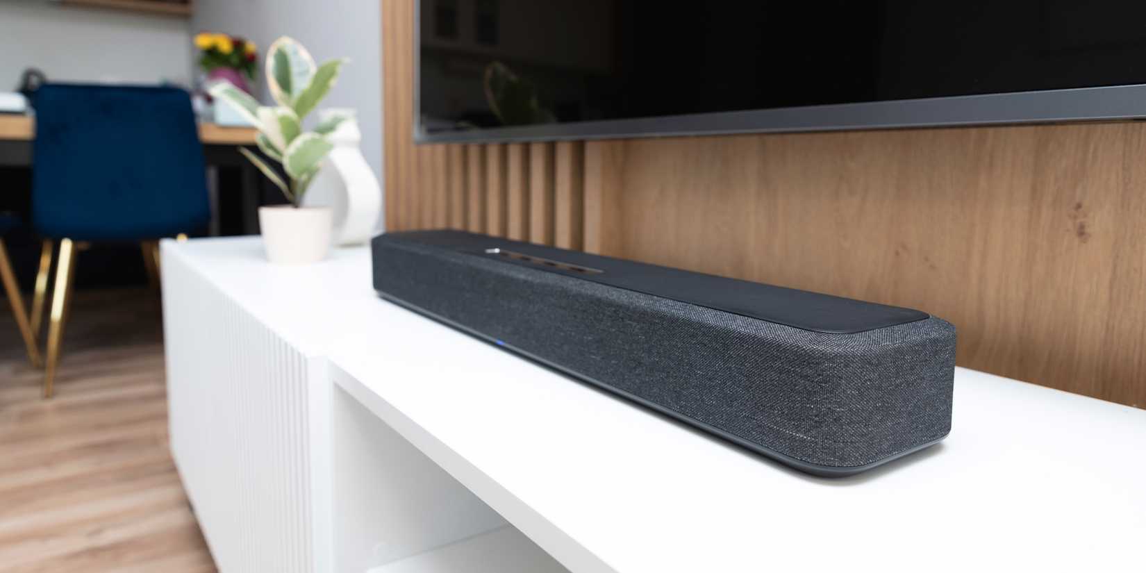 Soundbar auf dem Fernsehgerät unter dem großen Bildschirm