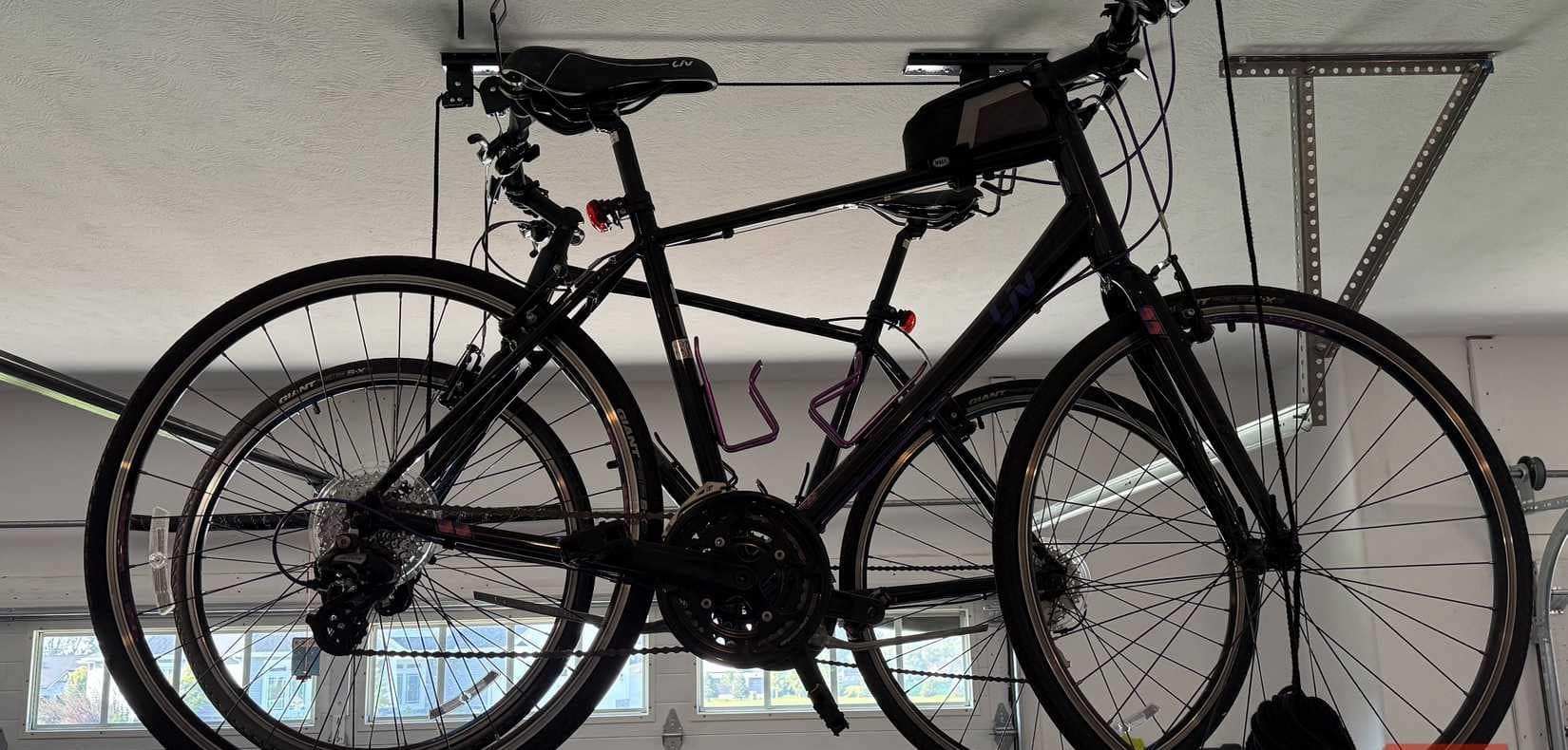 Dos bicicletas colgadas del techo del garaje.