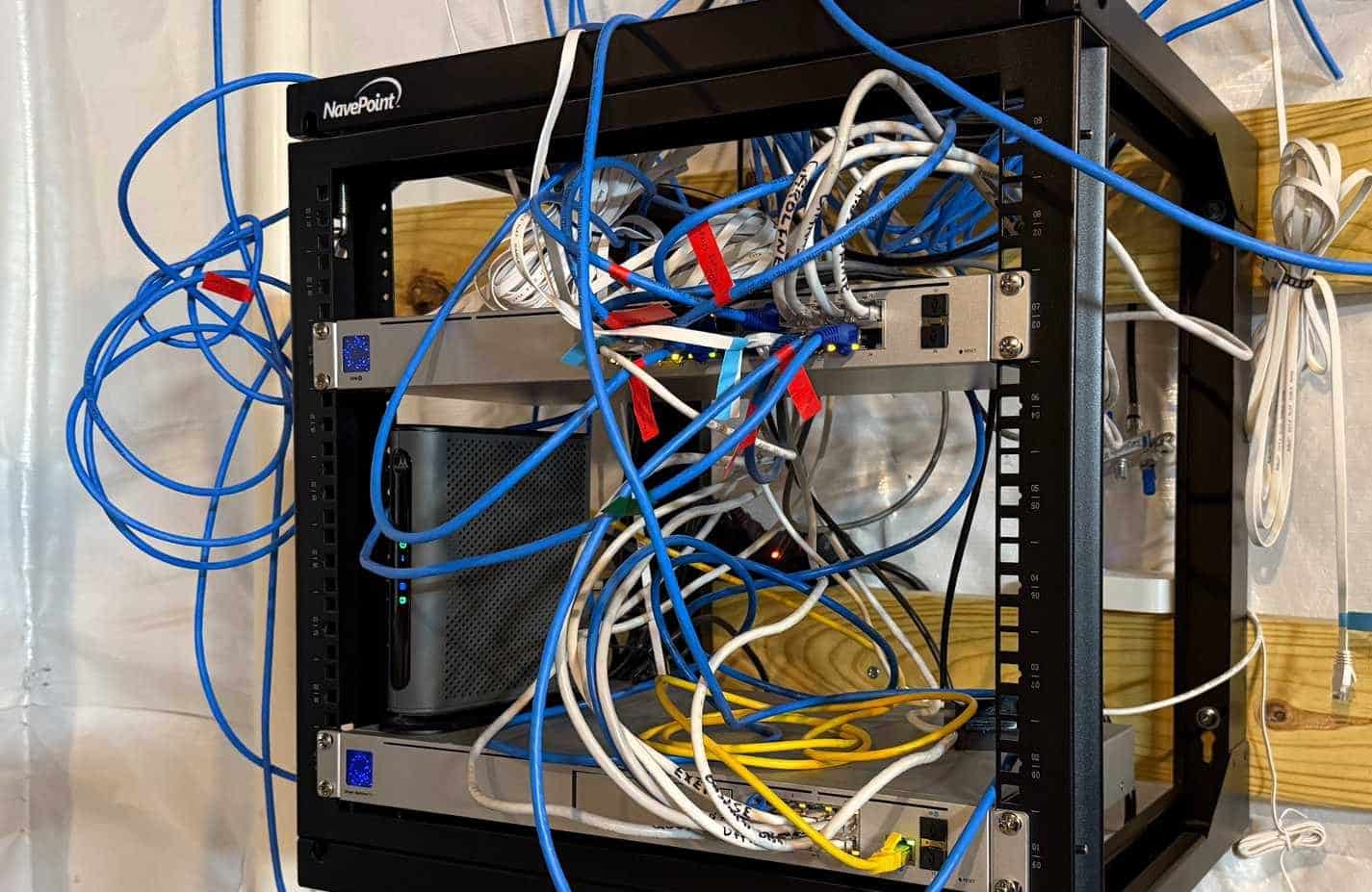 地下室的 Ubiquiti 路由器