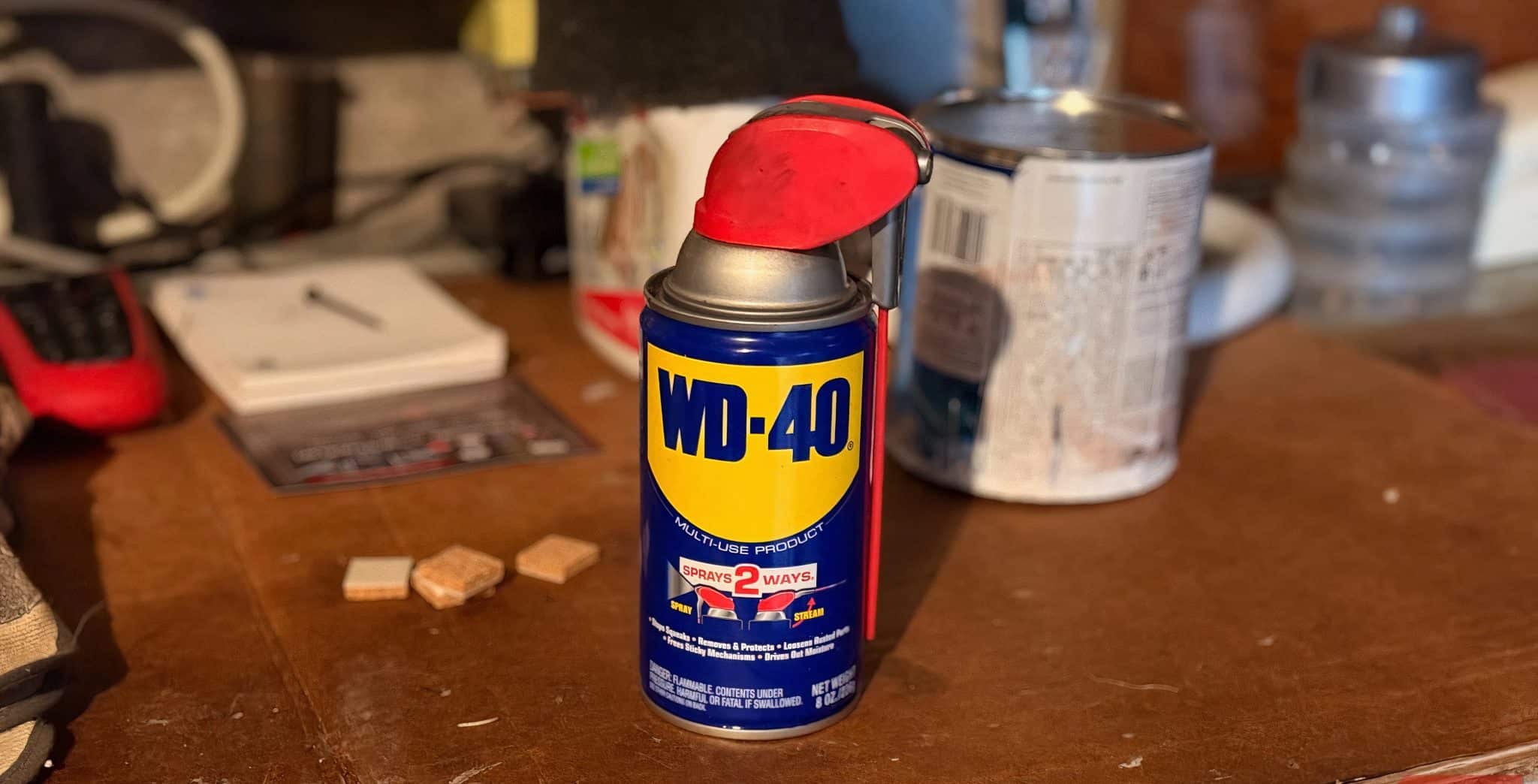 一罐 WD-40 放在家裡的工作台上。