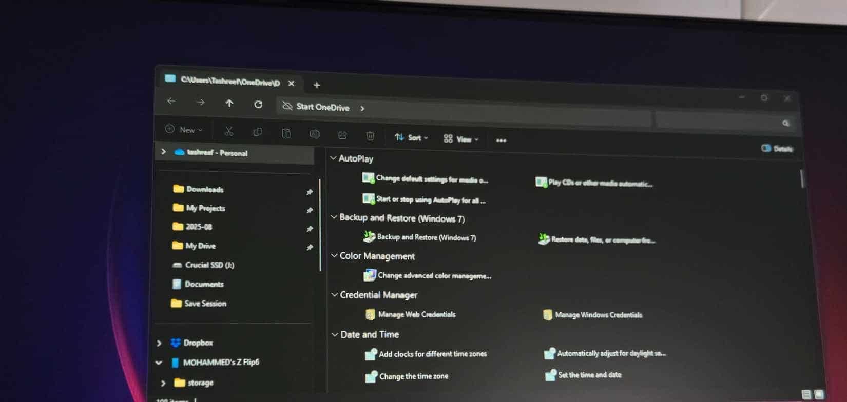 God Mode フォルダが開いている Windows 11 デスクトップ