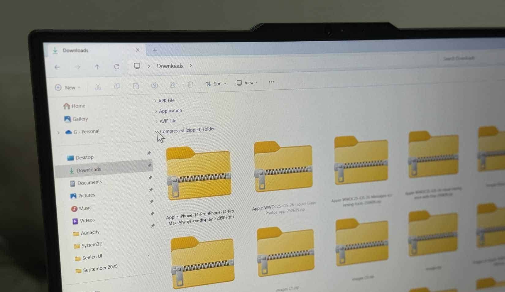 Windows-Laptop zeigt Download-Ordner mit ZIP-Dateien