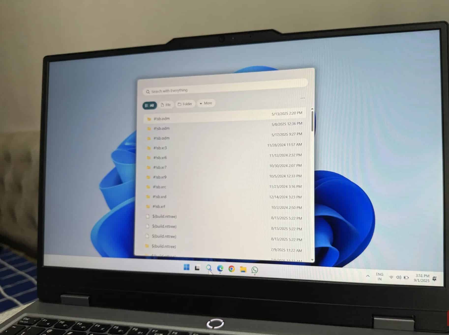 Un laptop Windows che mostra l'app Tutto come ricerca predefinita