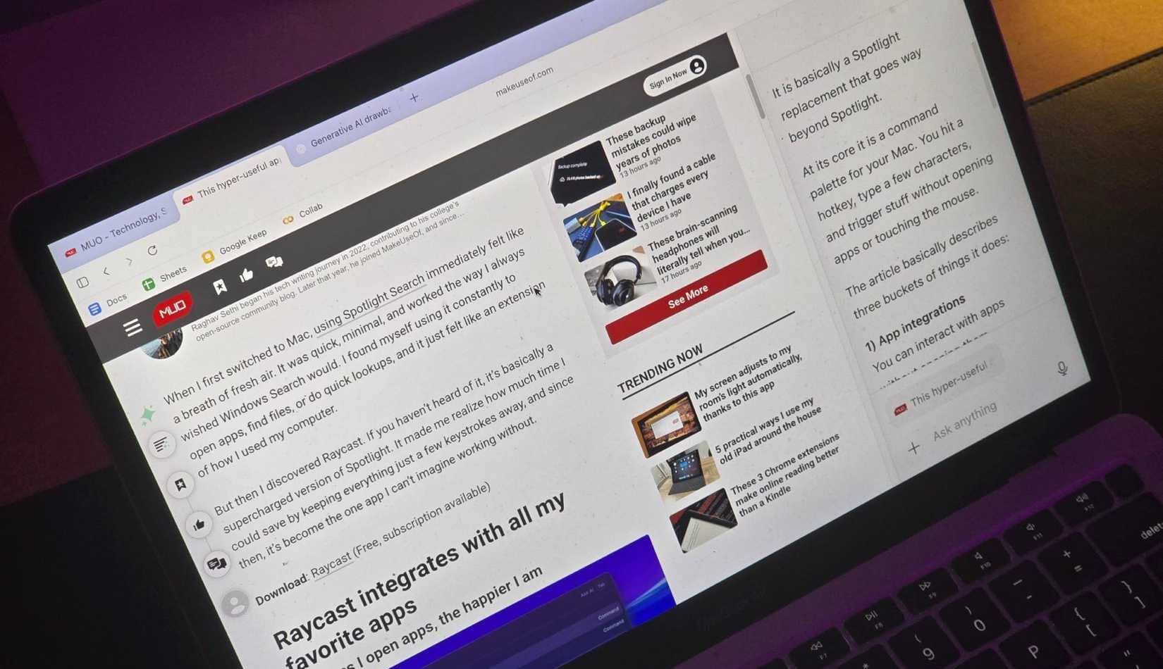 Un MacBook visualizza un articolo MakeUseOf aperto in ChatGPT Atlas