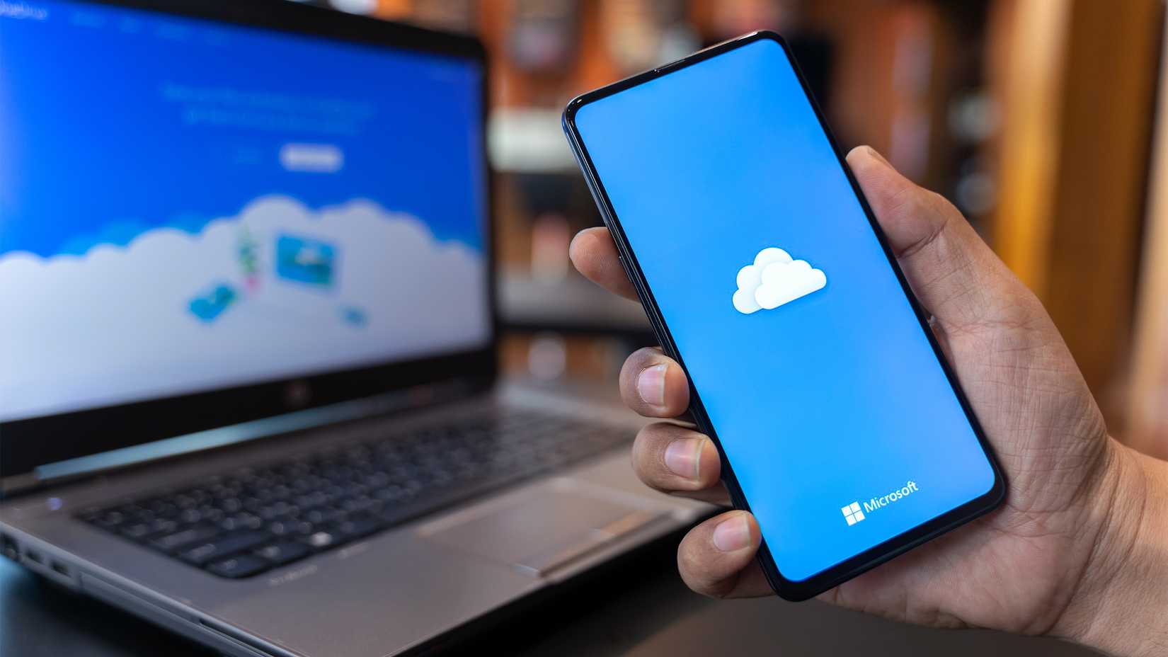 Microsoft OneDrive su telefono e laptop