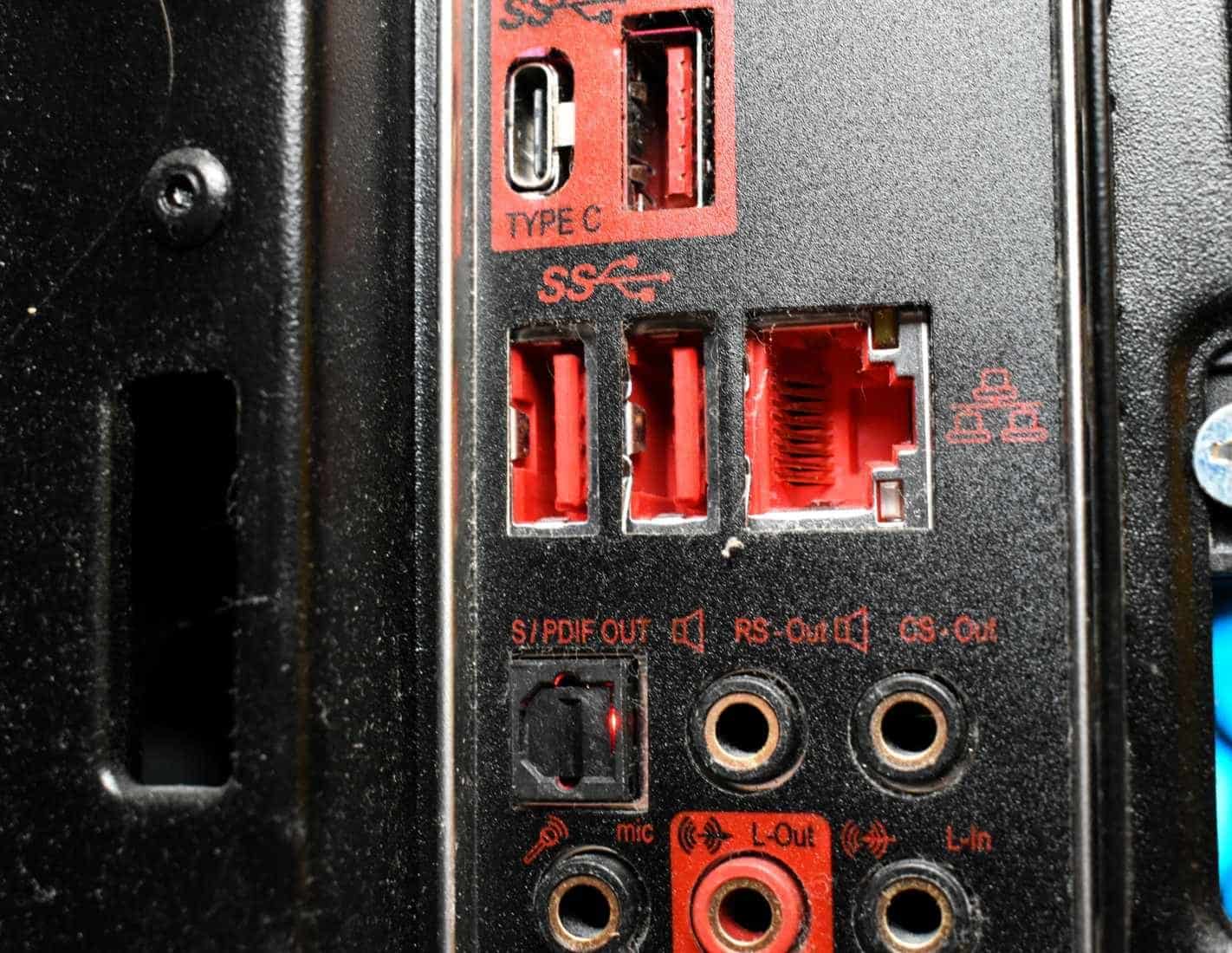 Czerwone porty USB na płycie głównej