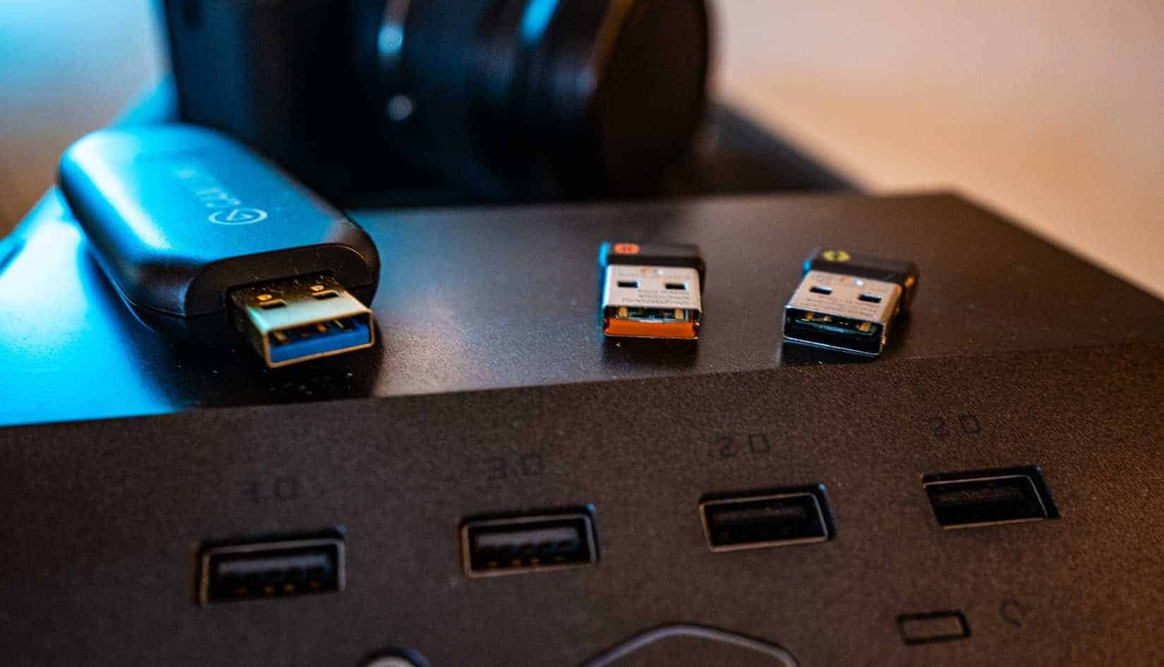 Urządzenia USB umieszczone na górze komputera wyposażonego w porty USB 2.0 i 3.0