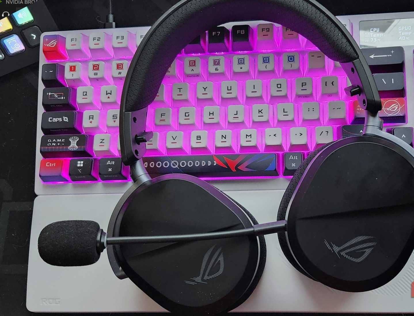 Cuffie ASUS Pelta II sopra una tastiera ASUS