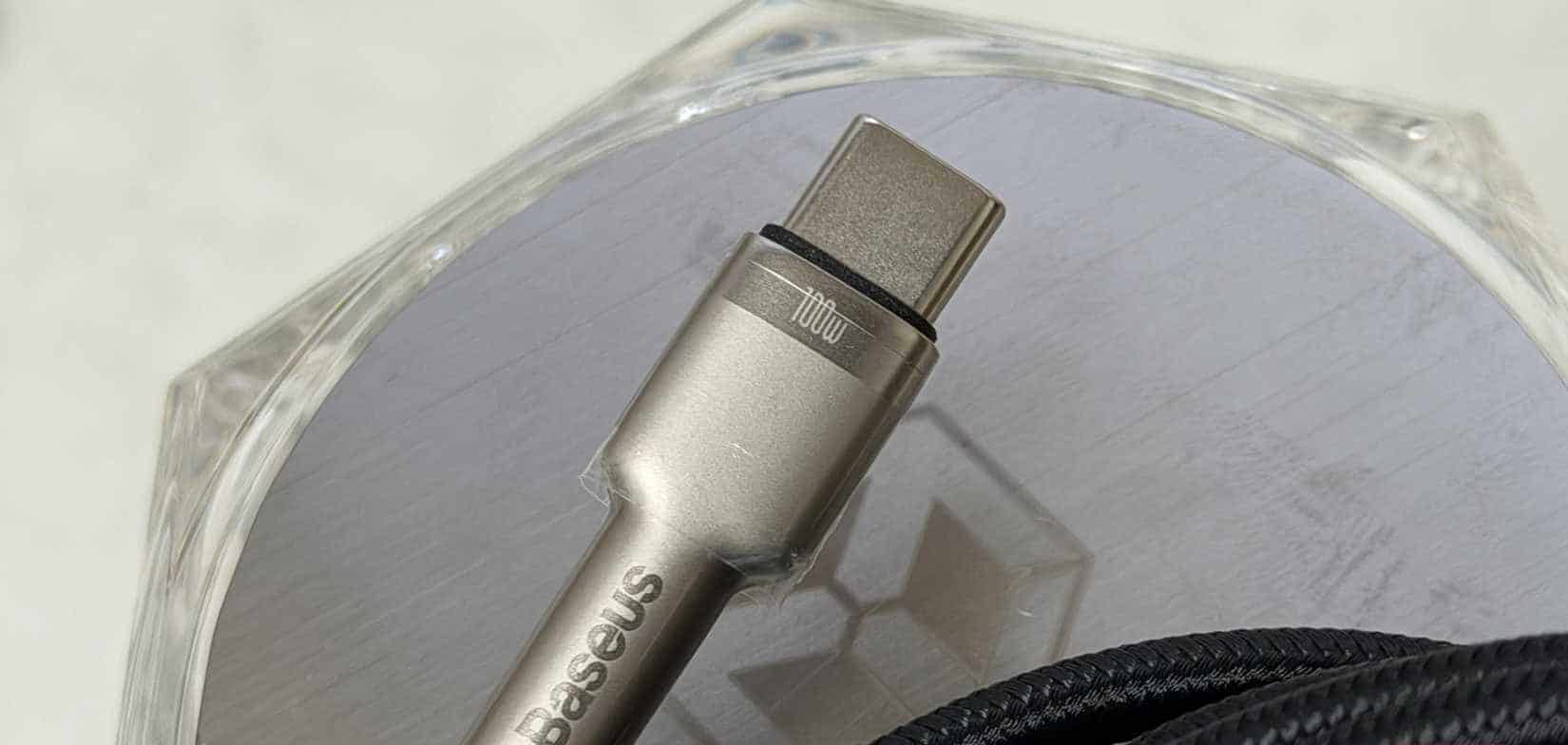 Zbliżenie kabla USB-C o mocy 100 W