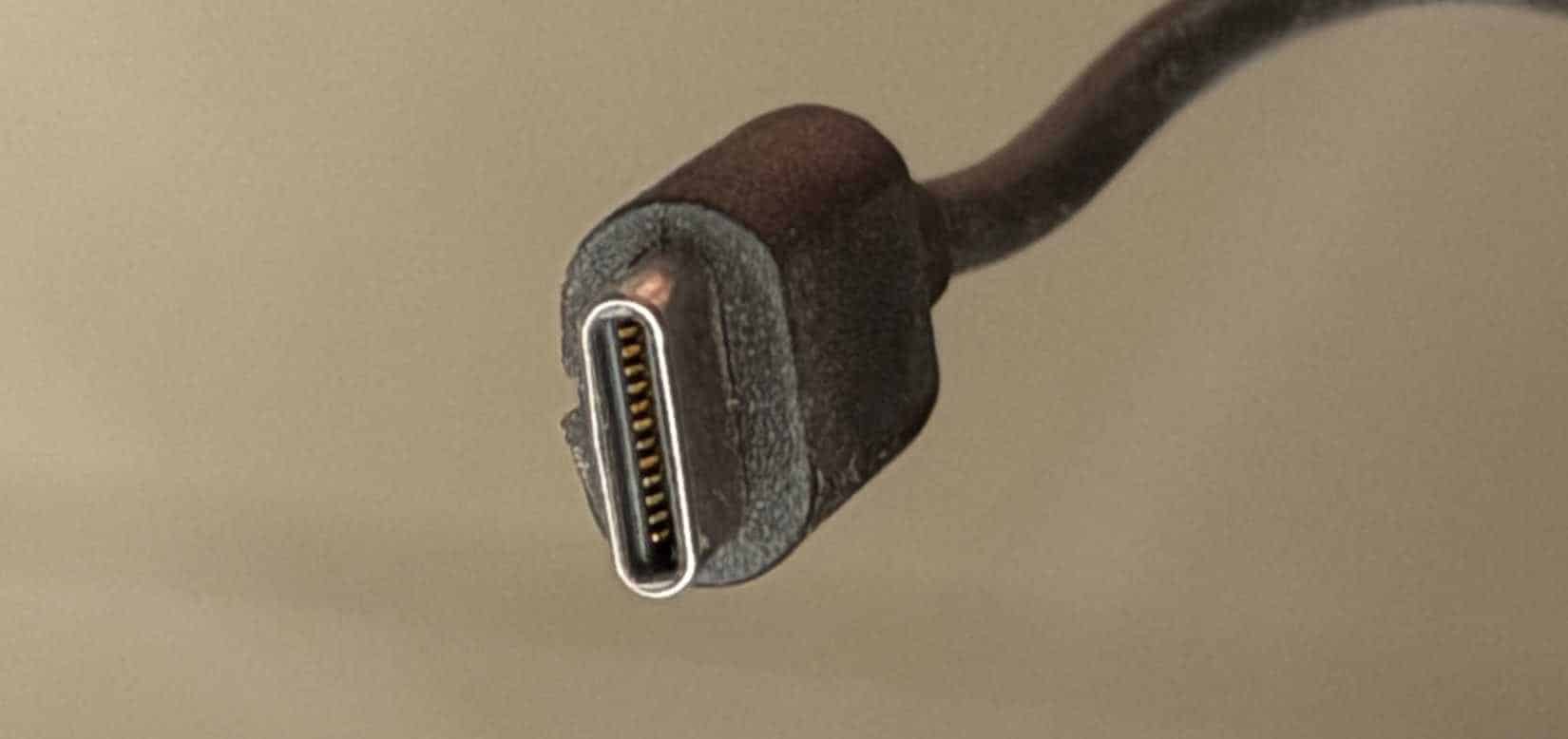 Primo piano di un connettore USB-C su un cavo