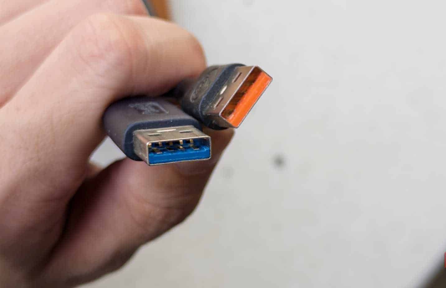 Zbliżenie na złącza USB3 i USB2 obok siebie - 1
