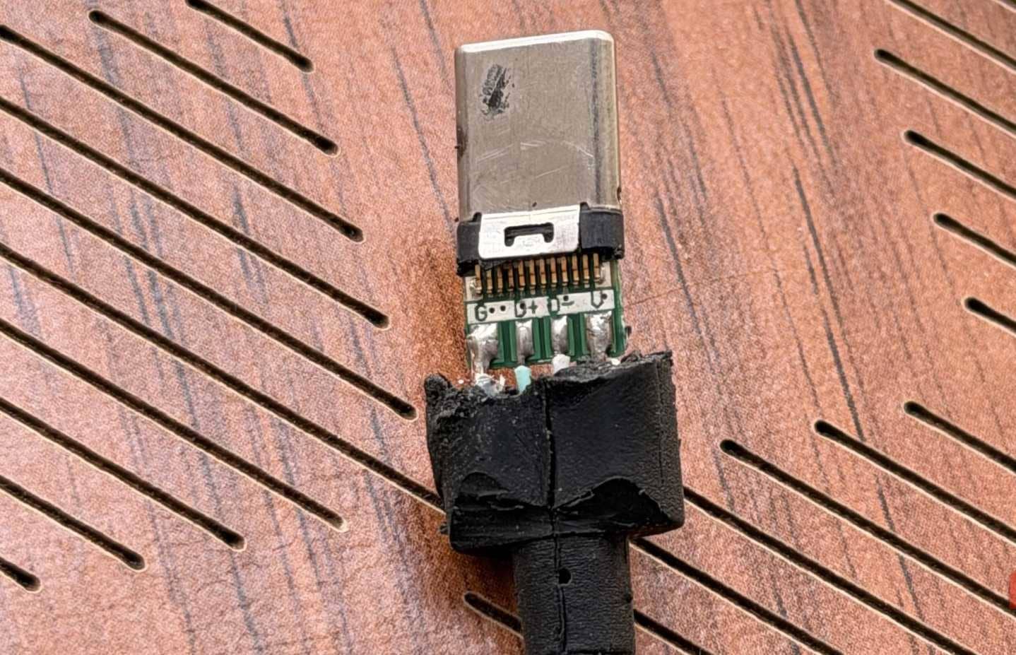 Primo piano del cablaggio su un connettore USB-C-1