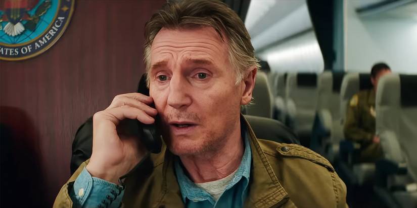 Liam Neeson telefoniert mit einem Handy, offenbar in der Air Force One in Cold Sturridge.