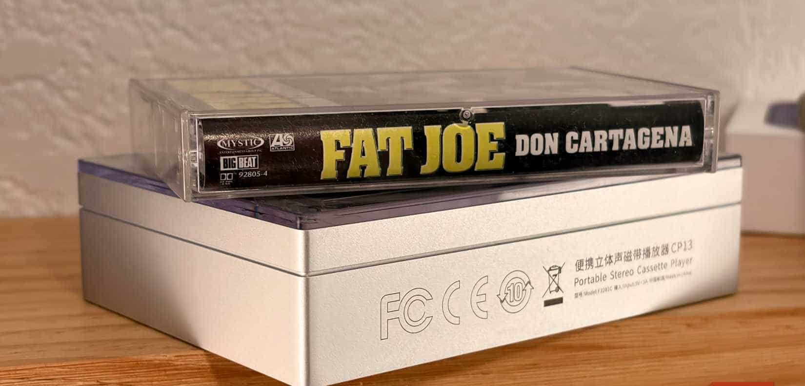 شريط كاسيت فوق مشغل الكاسيت Fiio CP13.