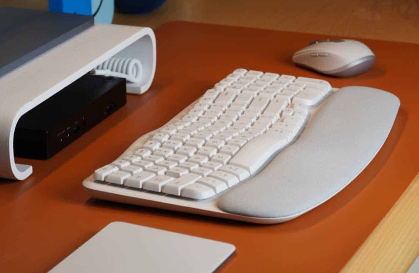 Vue d'ensemble du clavier ergonomique Logitech Wave Keys sur un bureau.