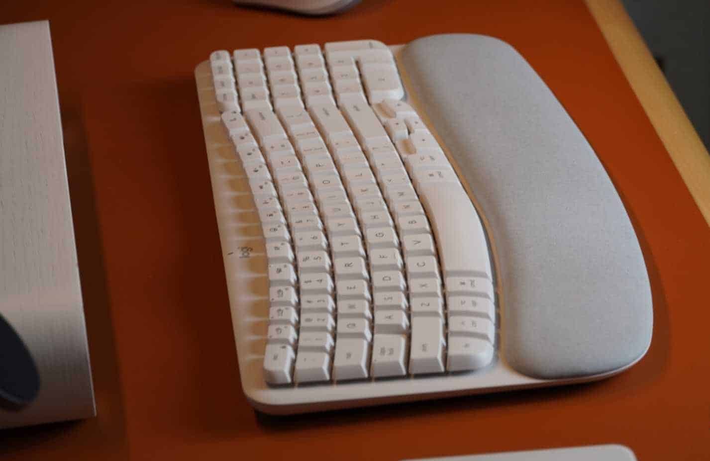 Vue latérale d'un clavier Logitech WaveKeys.