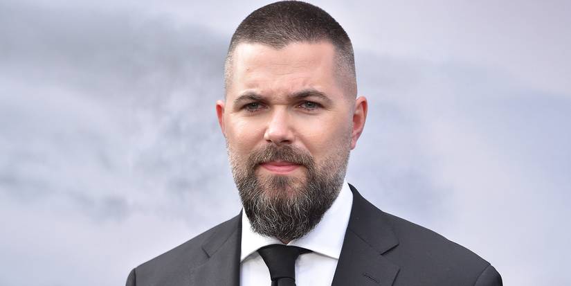 Regisseur Robert Eggers vor einem wolkigen grauen Hintergrund.