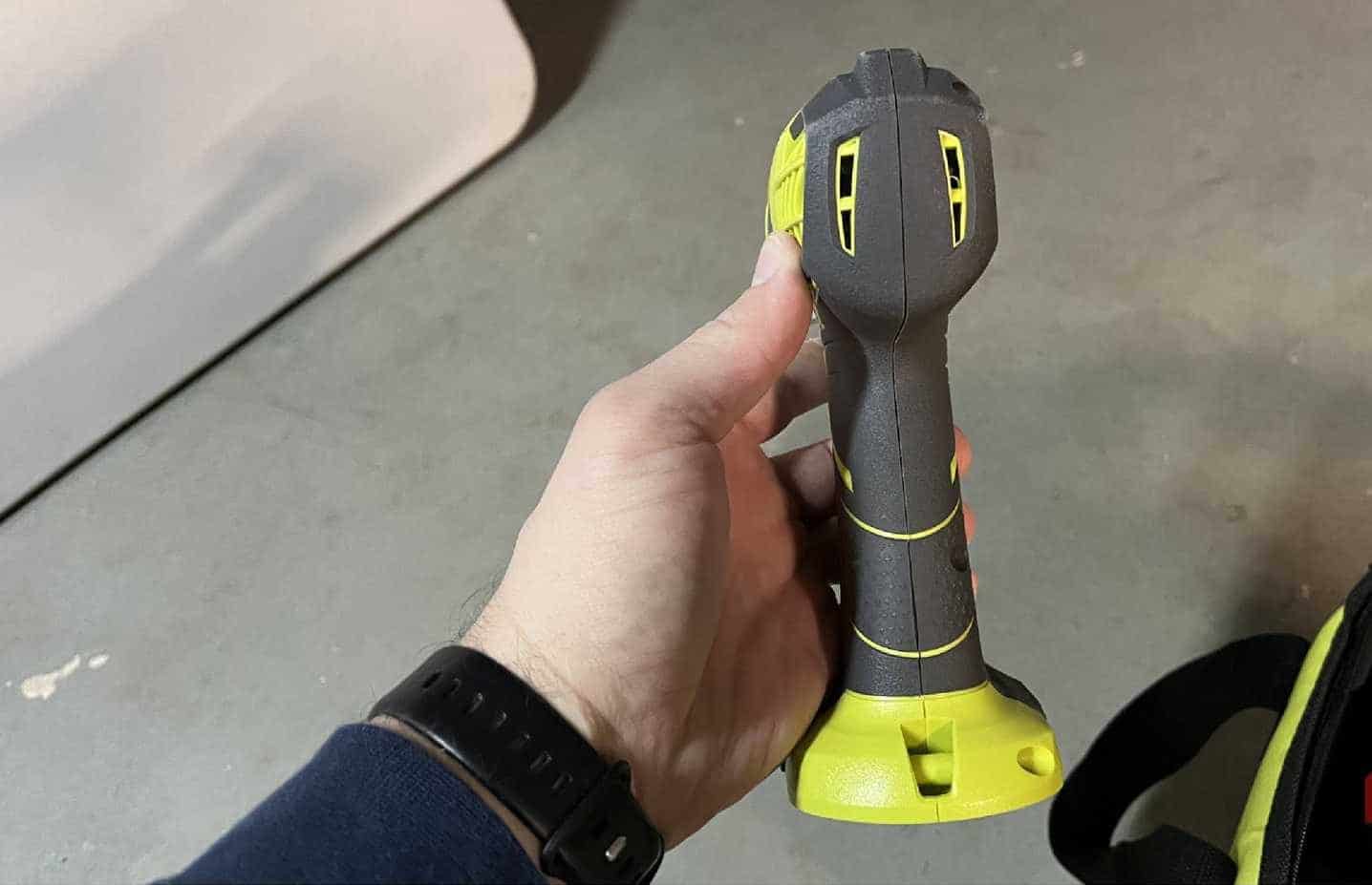 RYOBI ONE 電鑽手柄的背面