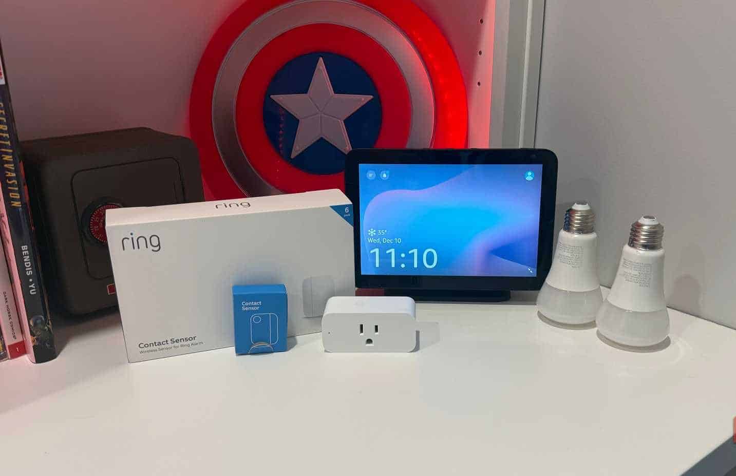 Bir masaüstünde Echo Show 8 ile birlikte birden fazla akıllı ev cihazı