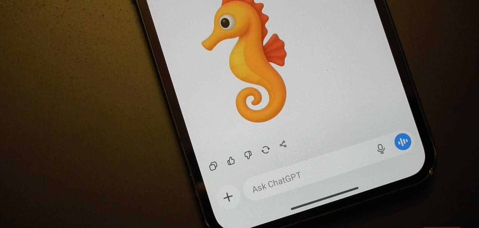 Uno smartphone che mostra l'app ChatGPT con l'emoji del cavalluccio marino