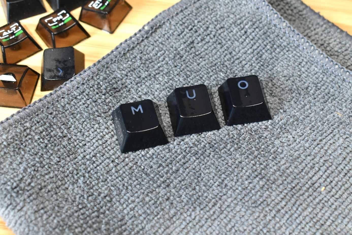 マイクロファイバークロスにキーキャップをクローズアップ。