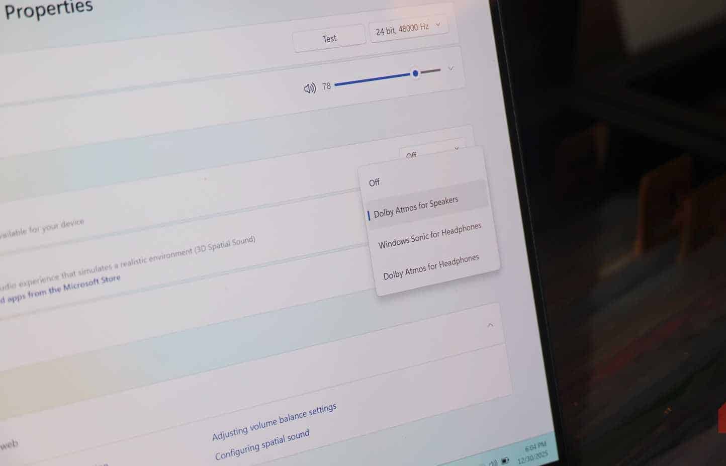 تغيير أوضاع الصوت المكاني على جهاز كمبيوتر محمول يعمل بنظام Windows.