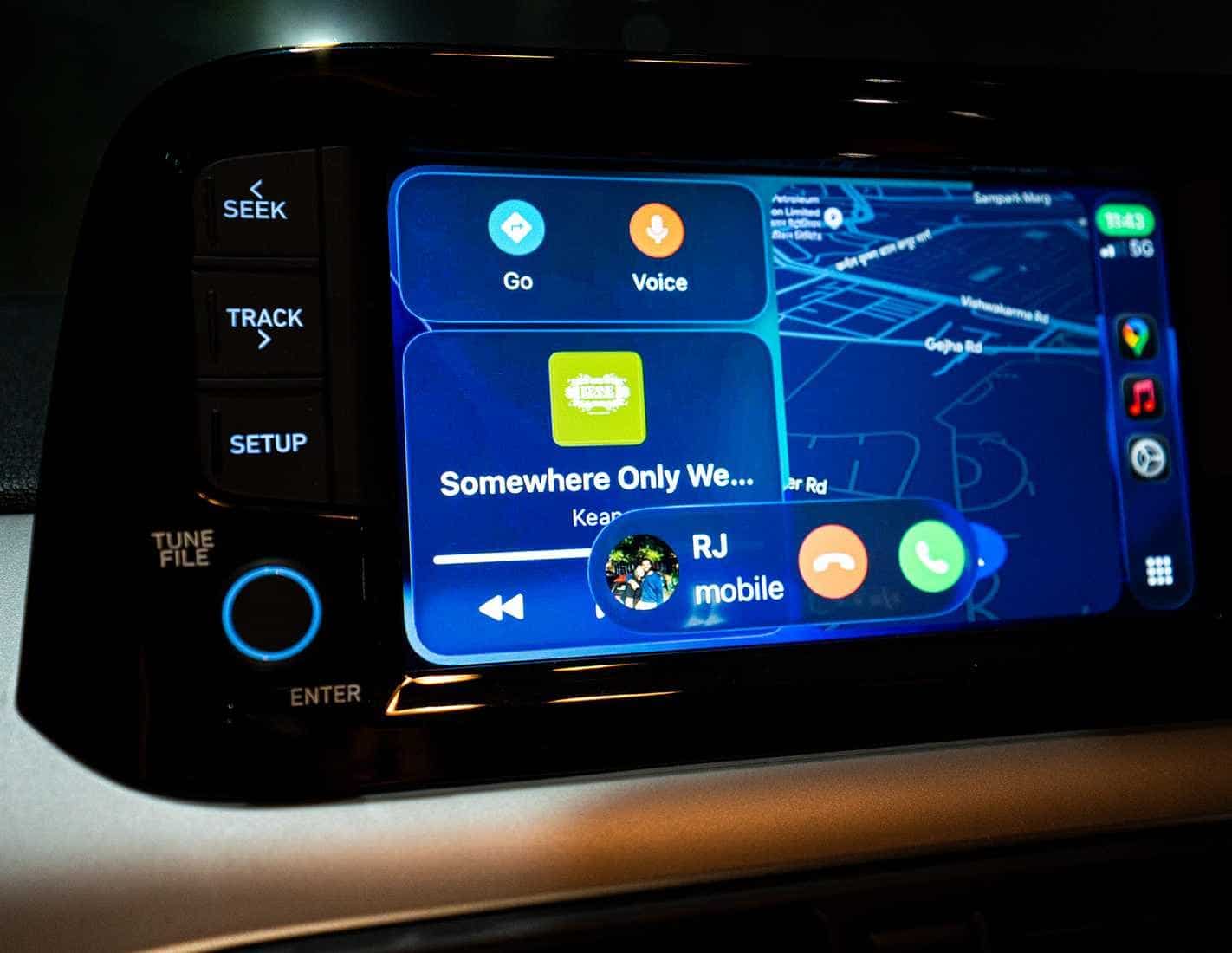 Call capsule visible on the dashboard view on Apple CarPlay