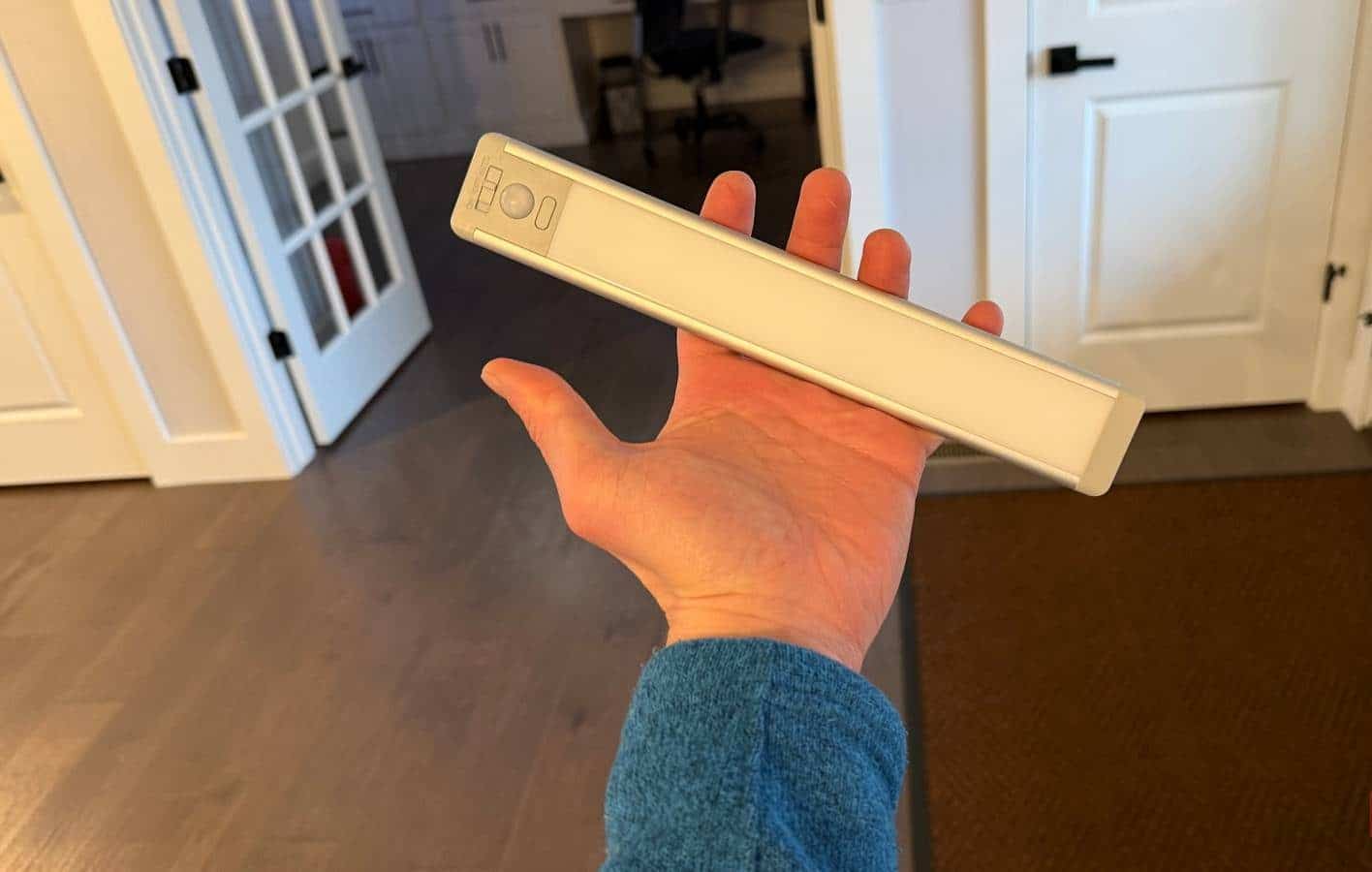 9美元的燈泡讓我的衣櫃明顯亮了起來。