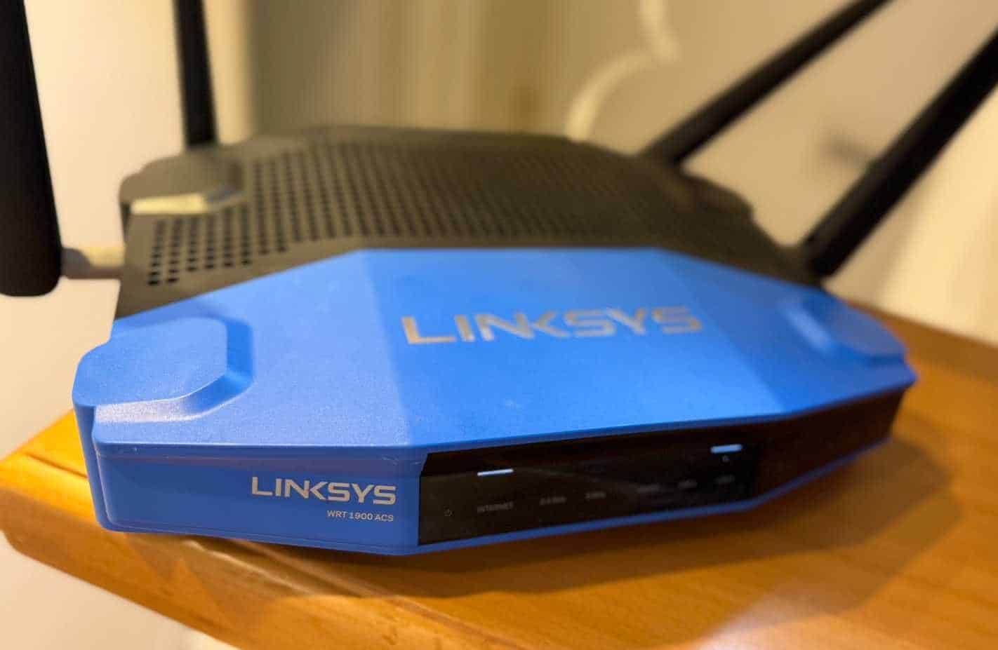 4本のWi-Fiアンテナを備えたLinksysルーター