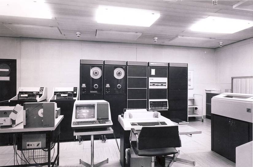 Un sistema PDP-11 70 che includeva due unità nastro a nove tracce, due unità disco, un dmore in un ufficio