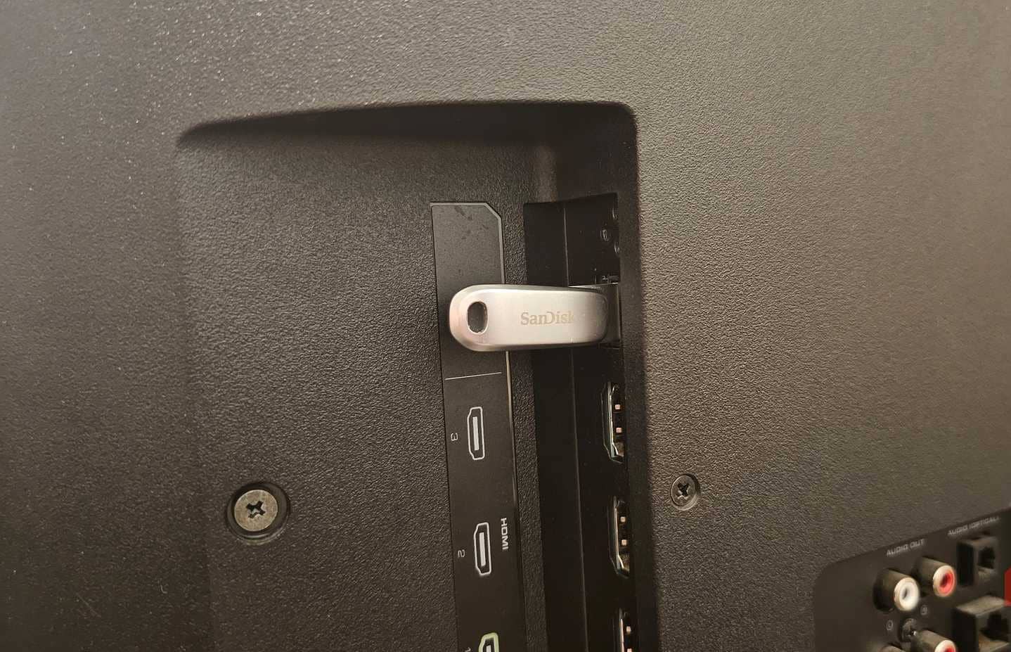 وصلة USB من SanDisk موصولة بمنفذ USB في تلفزيون Vizio الذكي