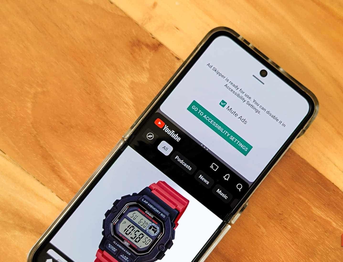 Ad Skipper et l'application YouTube sont ouverts en mode écran partagé sur le Samsung Galaxy Z Flip 6.