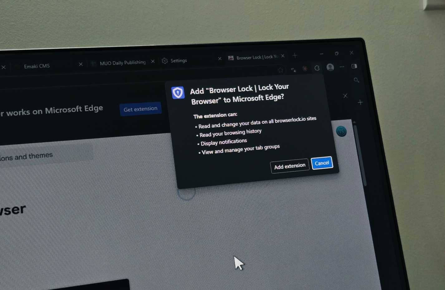 Adicionar caixa de diálogo de permissão de extensão no navegador Edge em um monitor BenQ.