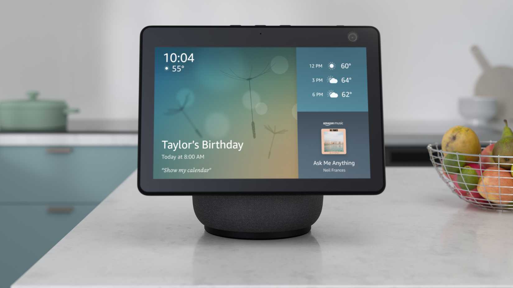 جهاز Amazon Echo Show على طاولة.