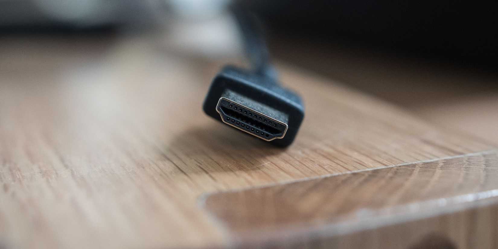 테이블 위의 HDMI 수 커넥터