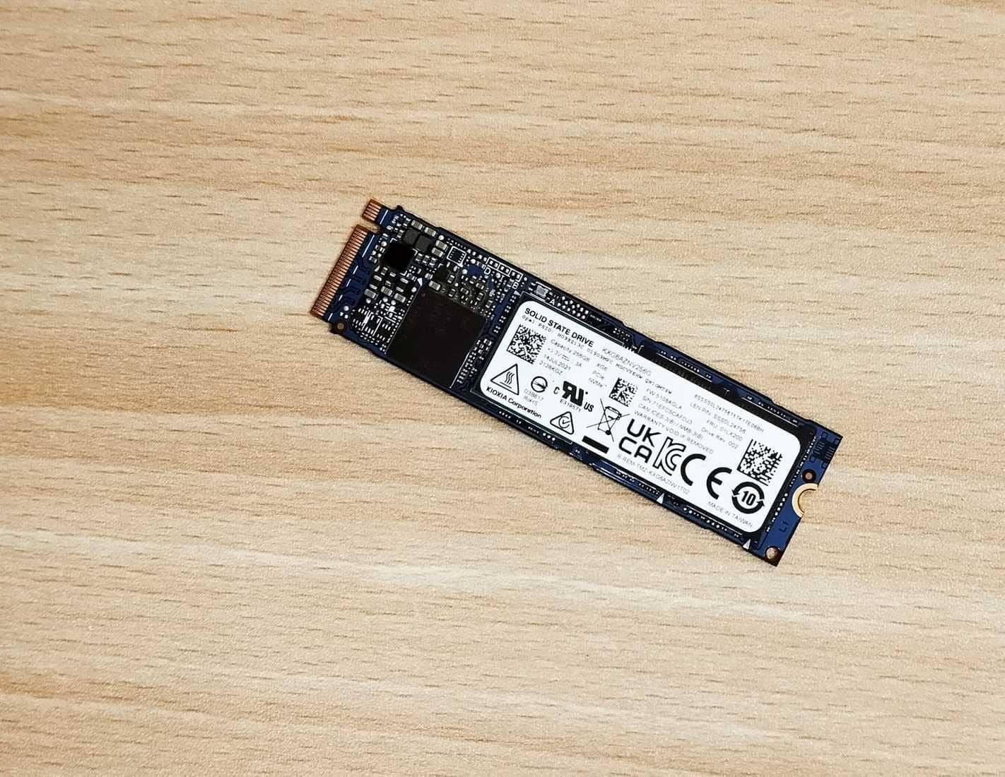 Un SSD M.2 NVMe su un tavolo.