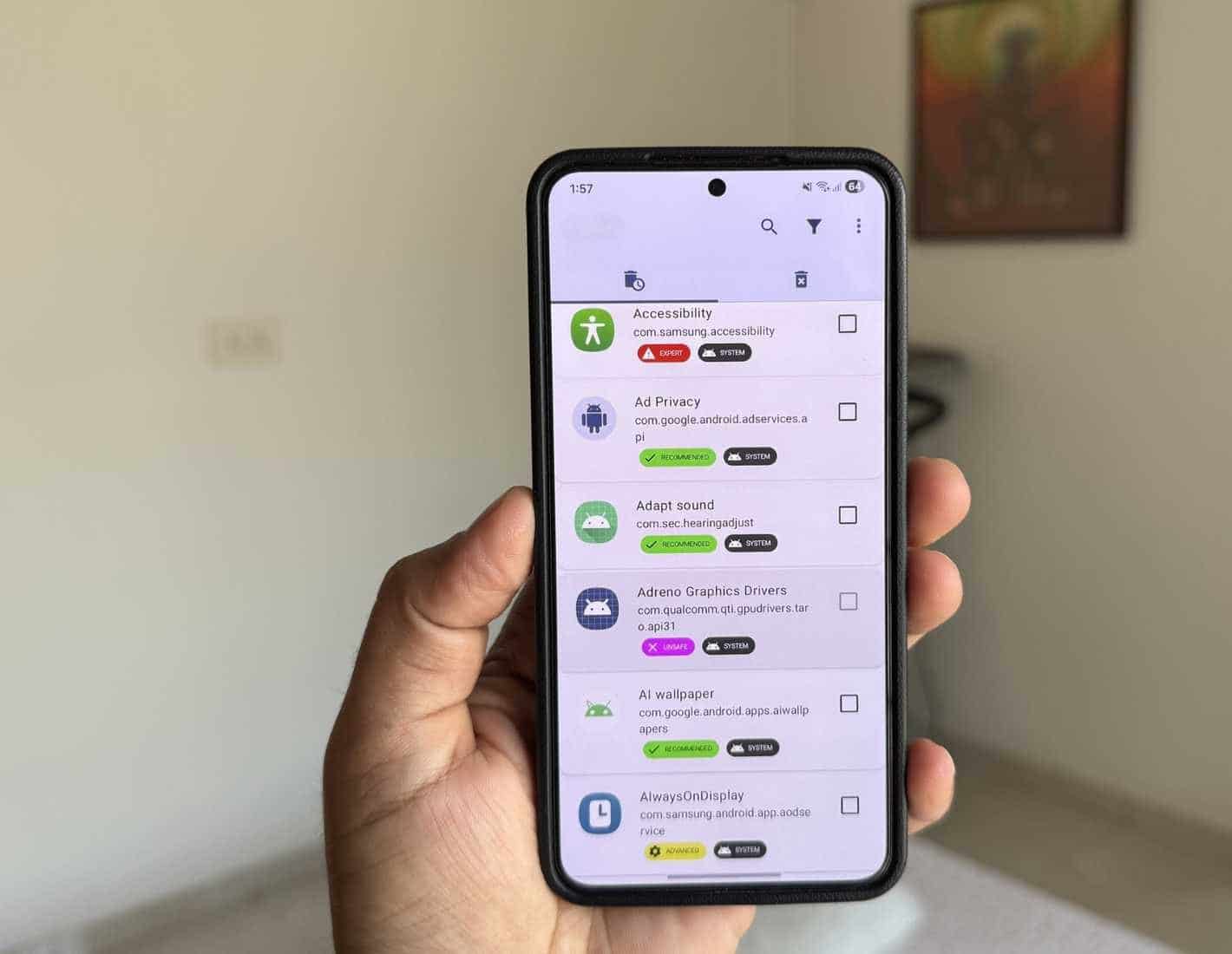 هاتف Android في اليد يعرض تطبيق Canta