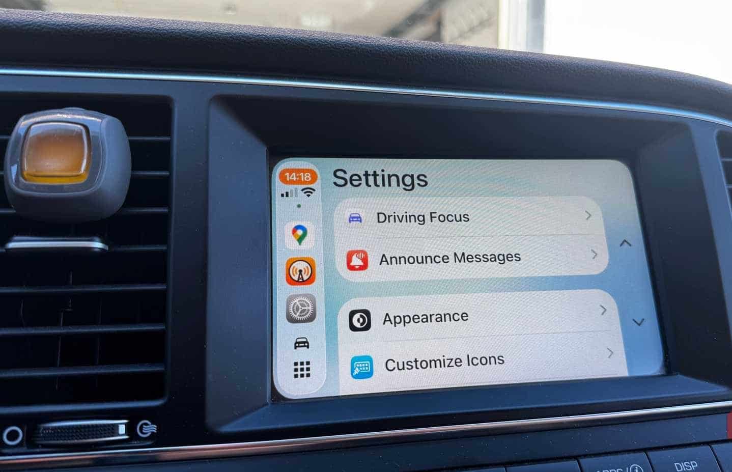 قائمة إعدادات Apple CarPlay في سيارة